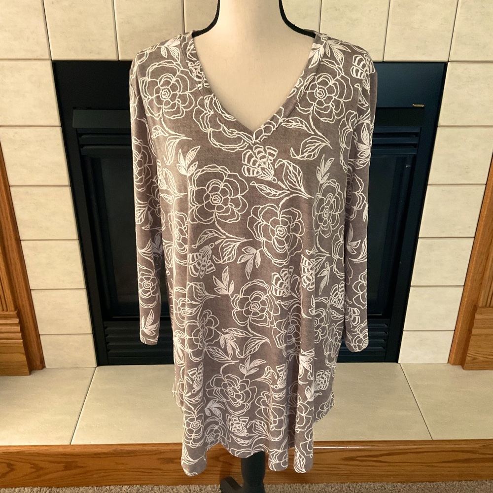 Honeyme Curvy 3/4” Sleeve, V-Neck Style Women’s Top, Sz 3XL